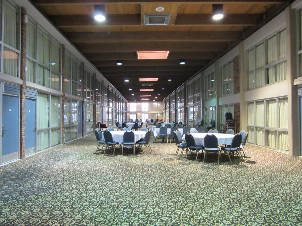 Atrium Hotel & Conference Center 哈金森 外观 照片